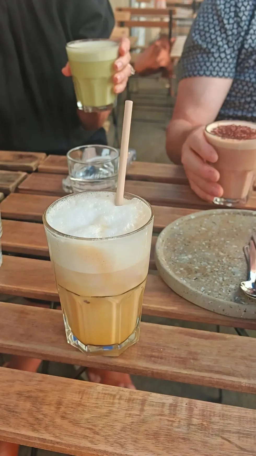 Famille dégustant des spécialités lors d'un food tour à Aix-en-Provence