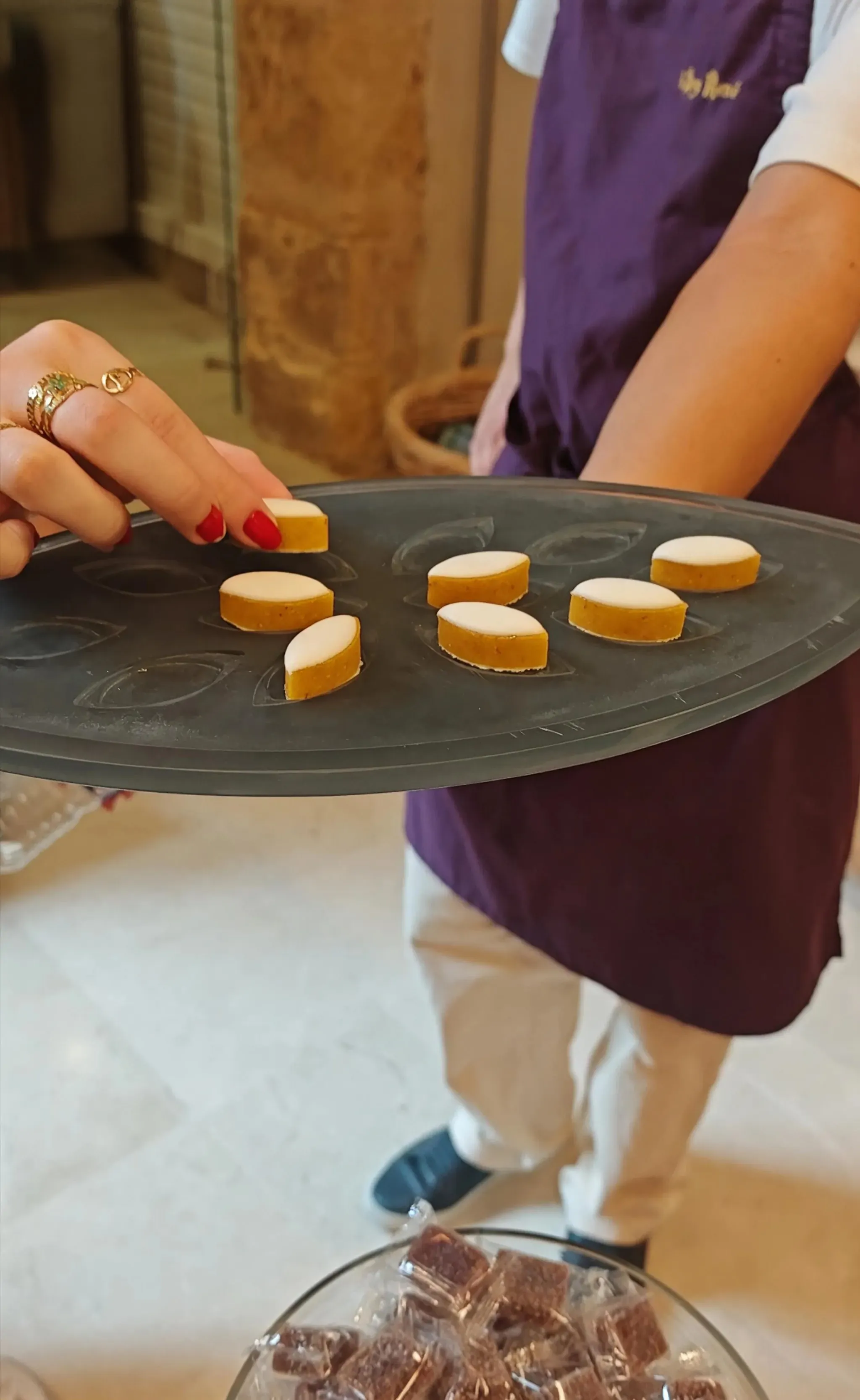 Petits gateaux en forme de losange deposes sur un plateau, a la maniere des calissons d'Aix