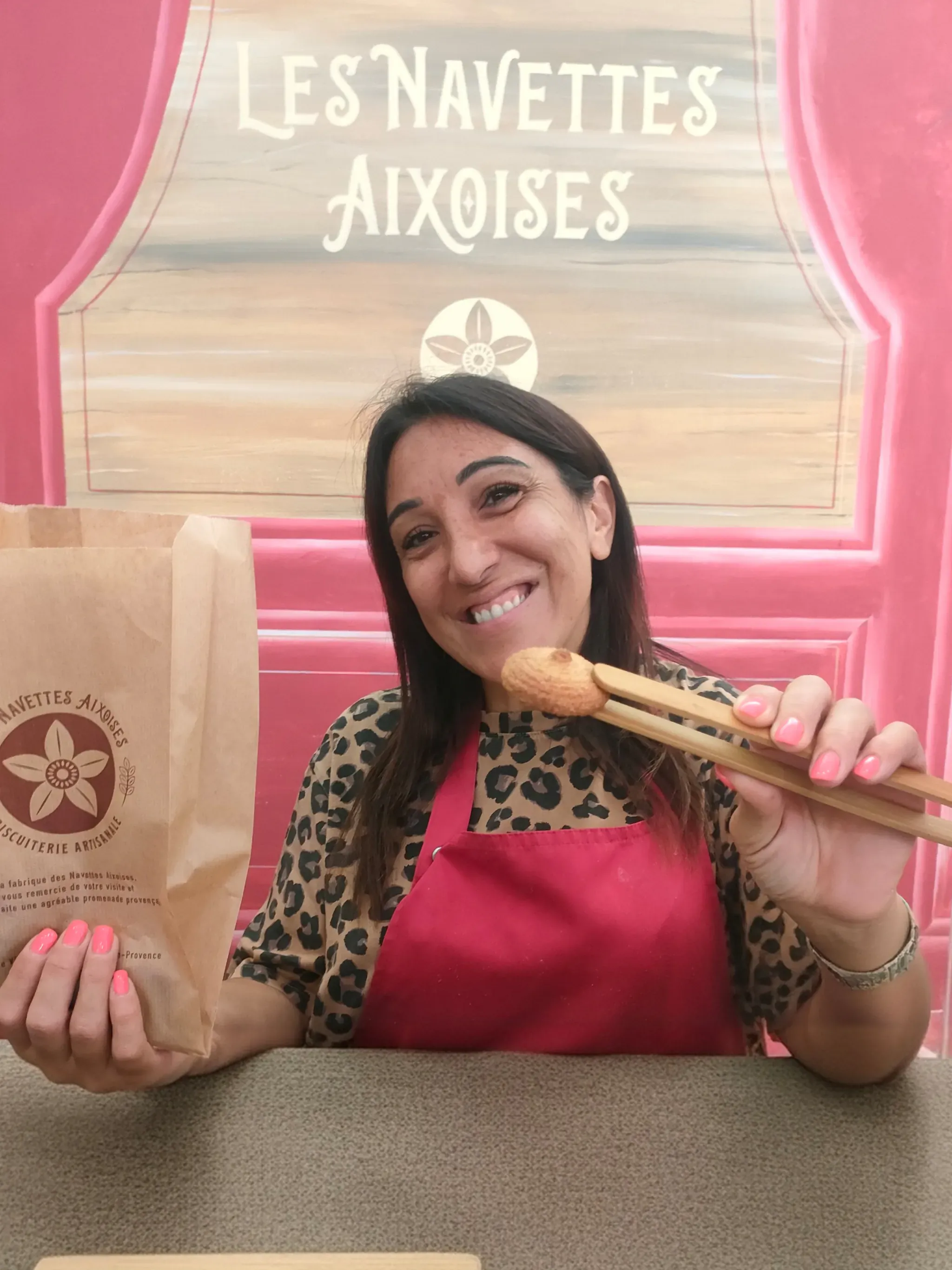 Calissons d'Aix-en-Provence disposés sur un plateau de confiserie artisanale