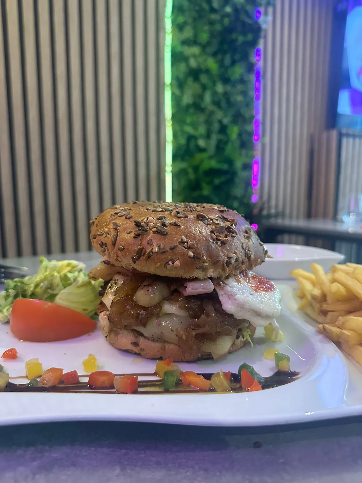 Burger Montagnard : steak du boucher 150g haché du jour, lard grillé, reblochon fondant et oignons confits, Le Spot Gourmand La Valette-du-Var
