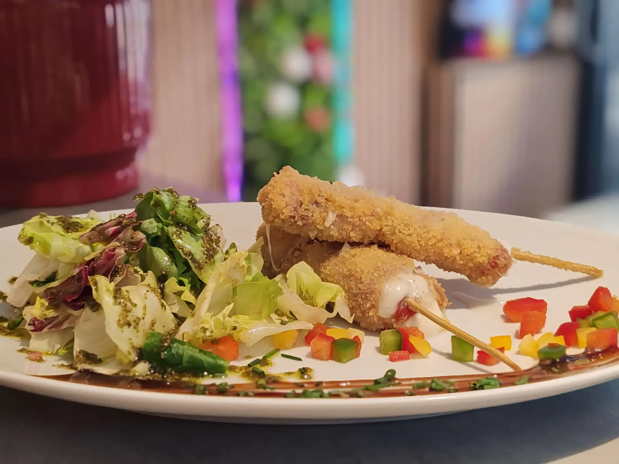 Finger food à partager au Spot Gourmand : brochettes panées et salade, esprit apéro convivial, La Valette-du-Var