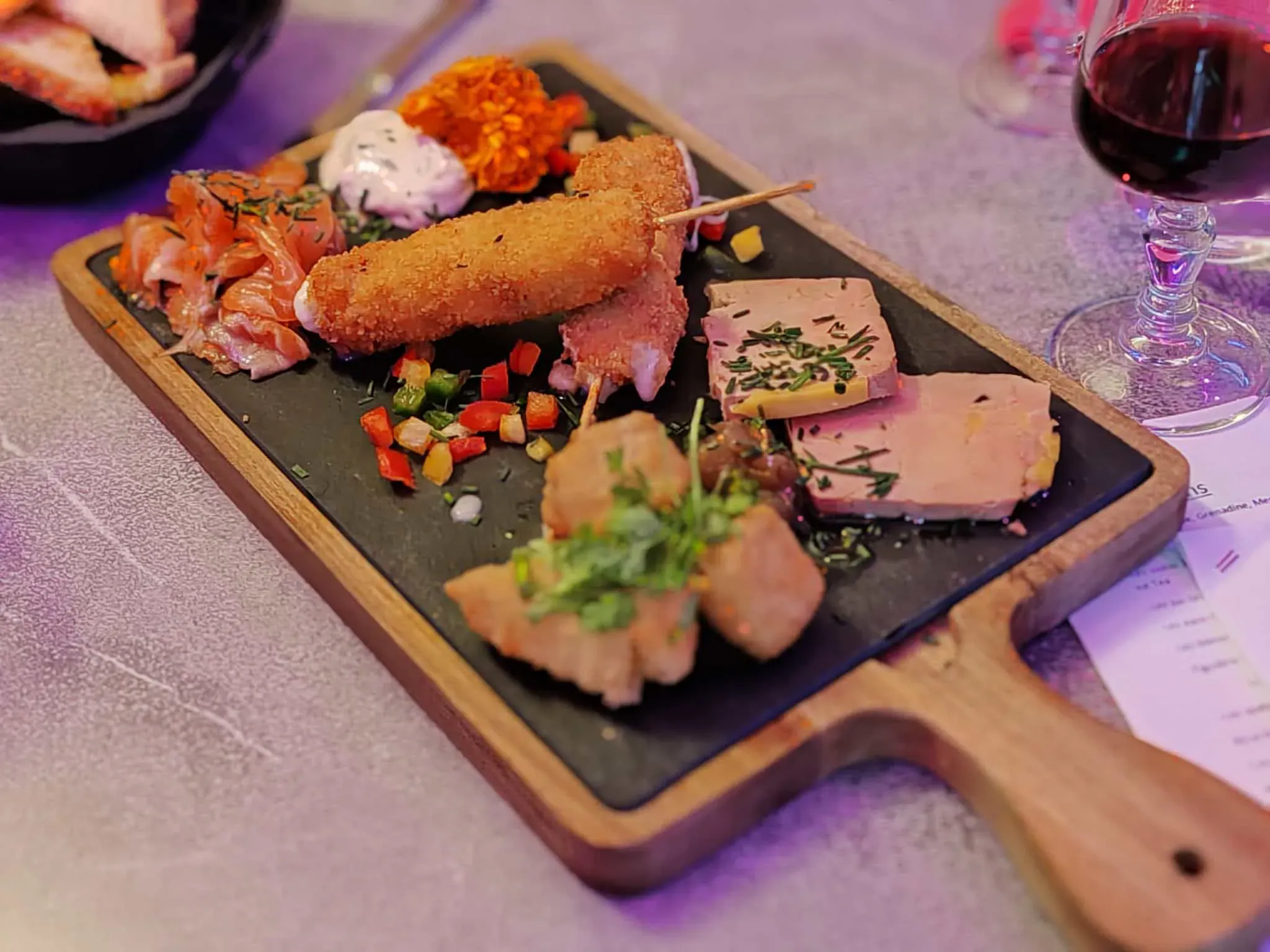 Planche apéro à partager : foie gras, saumon gravlax, mozzarella et lard, Le Spot Gourmand La Valette-du-Var