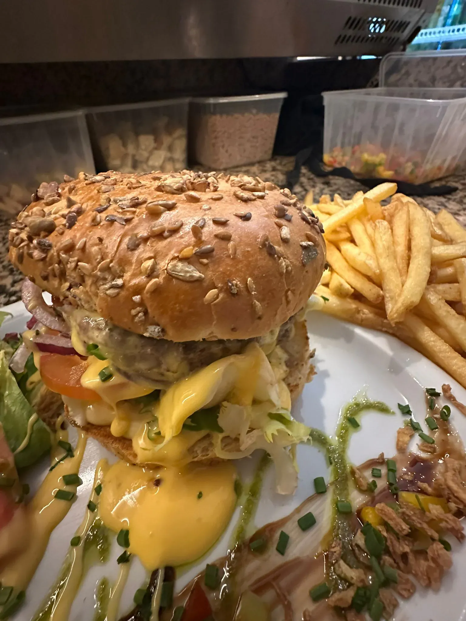 Burger au steak du boucher 150g et fromage fondant préparé en cuisine, Le Spot Gourmand, street food gourmet dans le Var