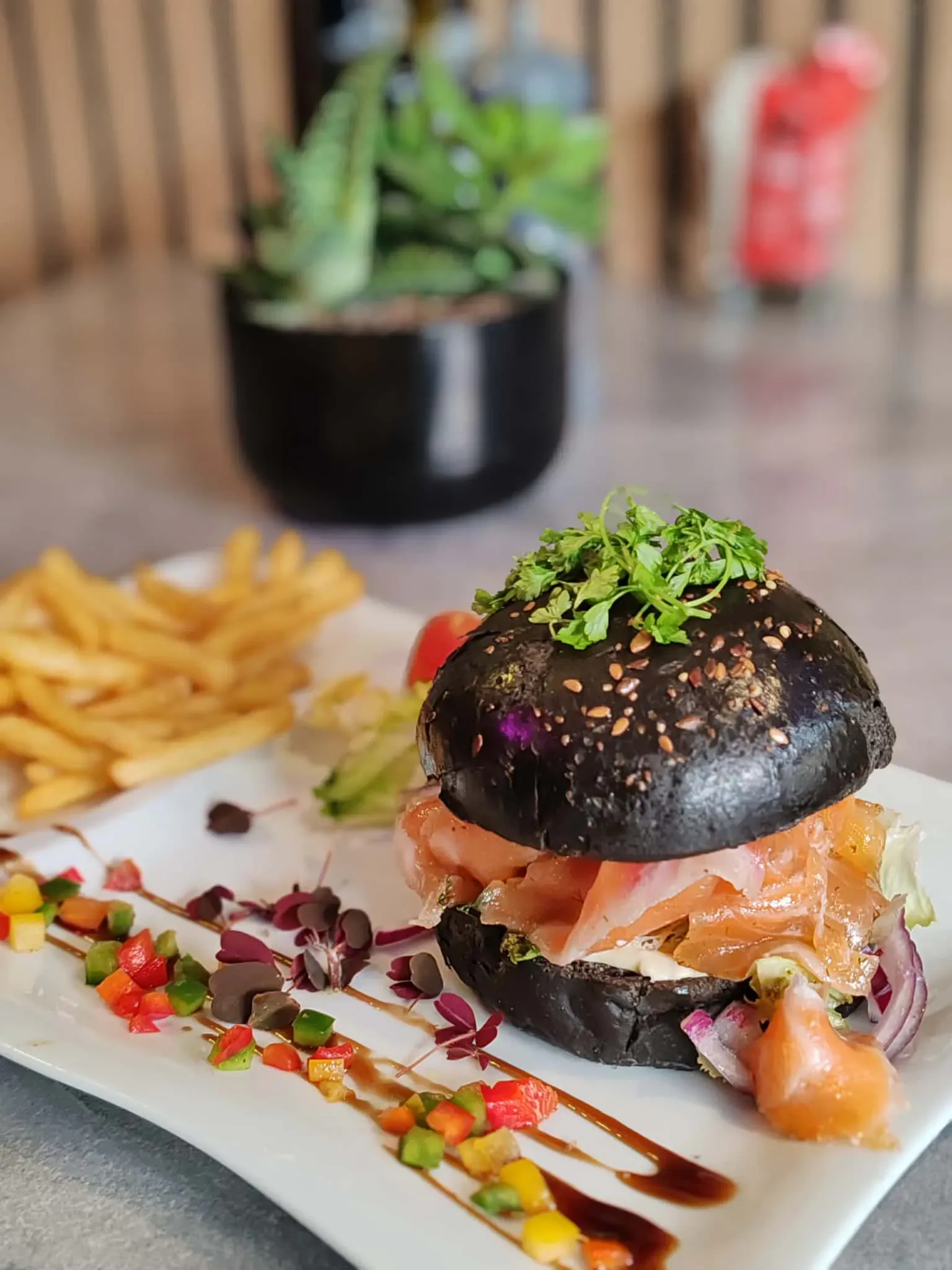 Black Burger Saumon : burger signature au pain artisanal noir au charbon, saumon gravlax et mayonnaise à l'aneth, Le Spot Gourmand La Valette-du-Var