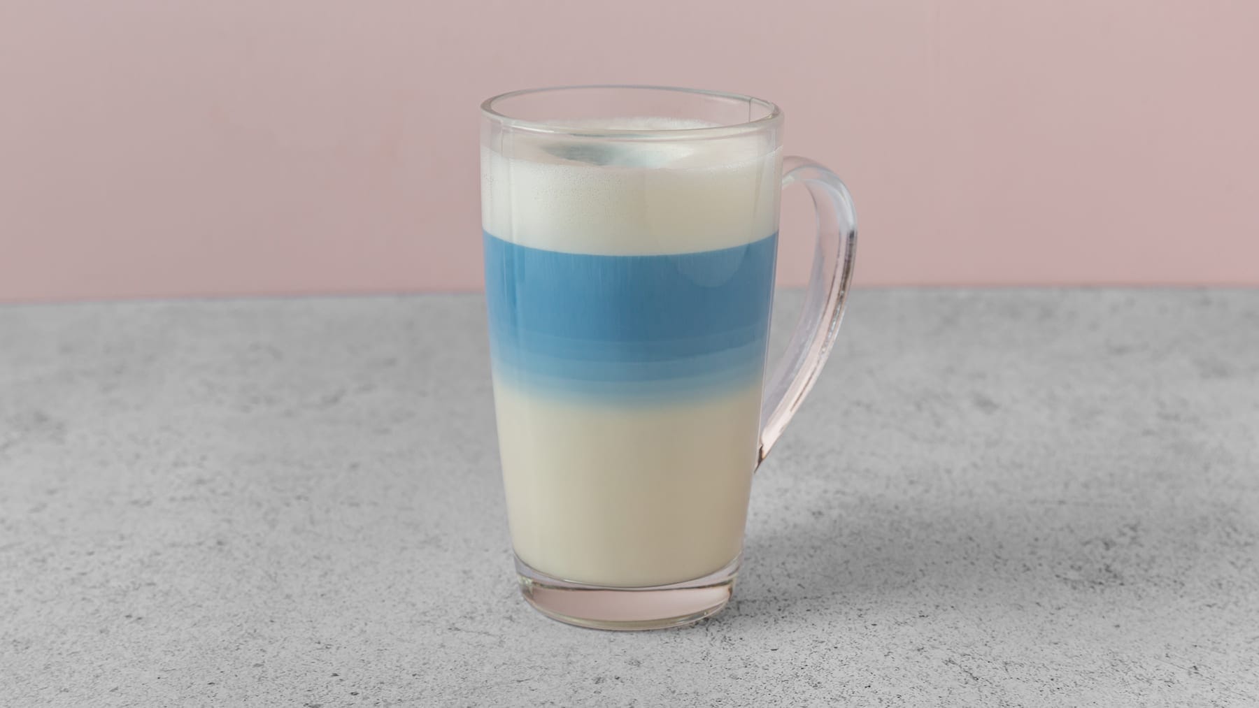 Butterfly Blue Latte, latté signature qui change de couleur chez Peach Strasbourg