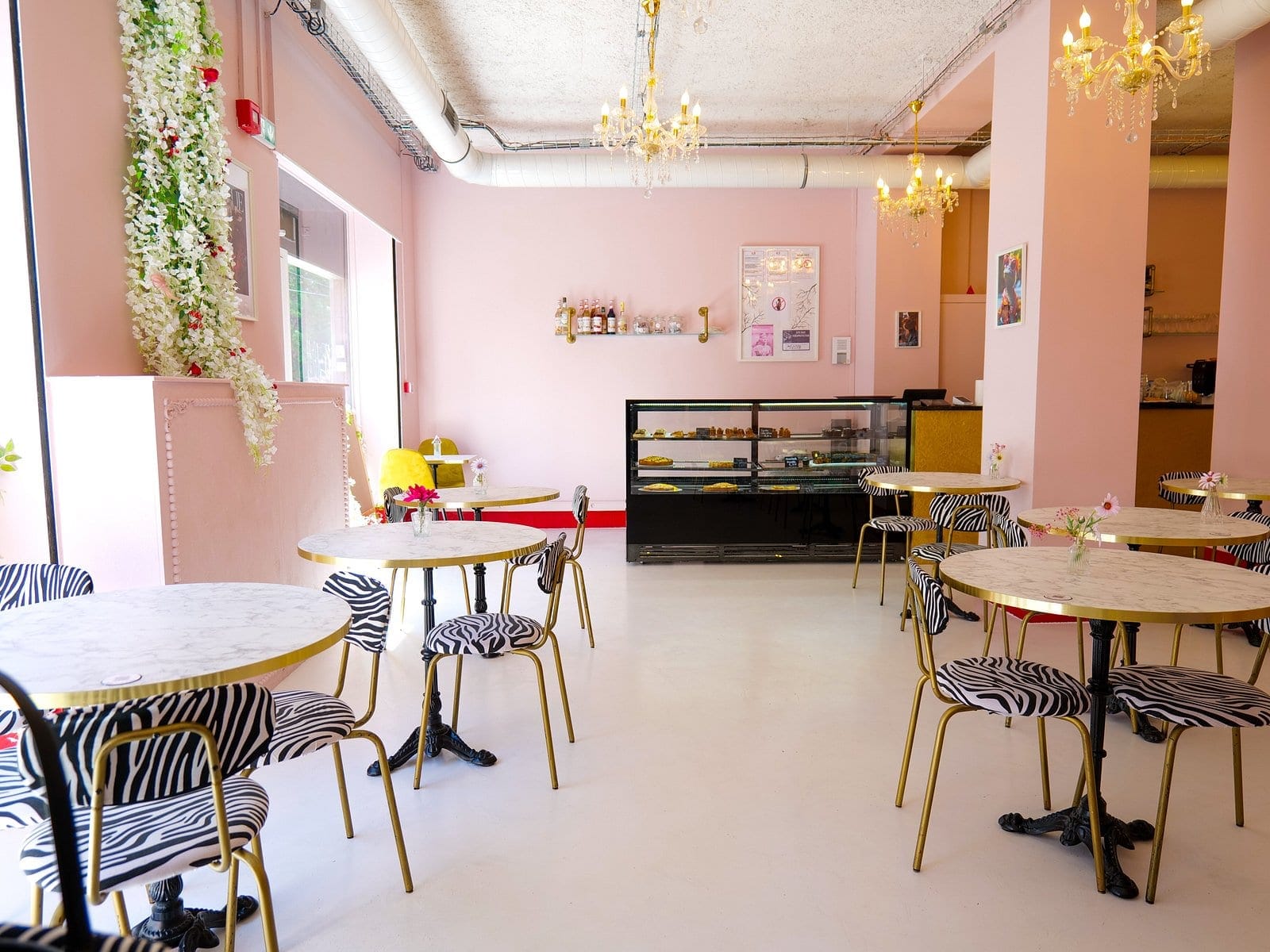 Salle intérieure Peach, chaises zèbres, suspensions or