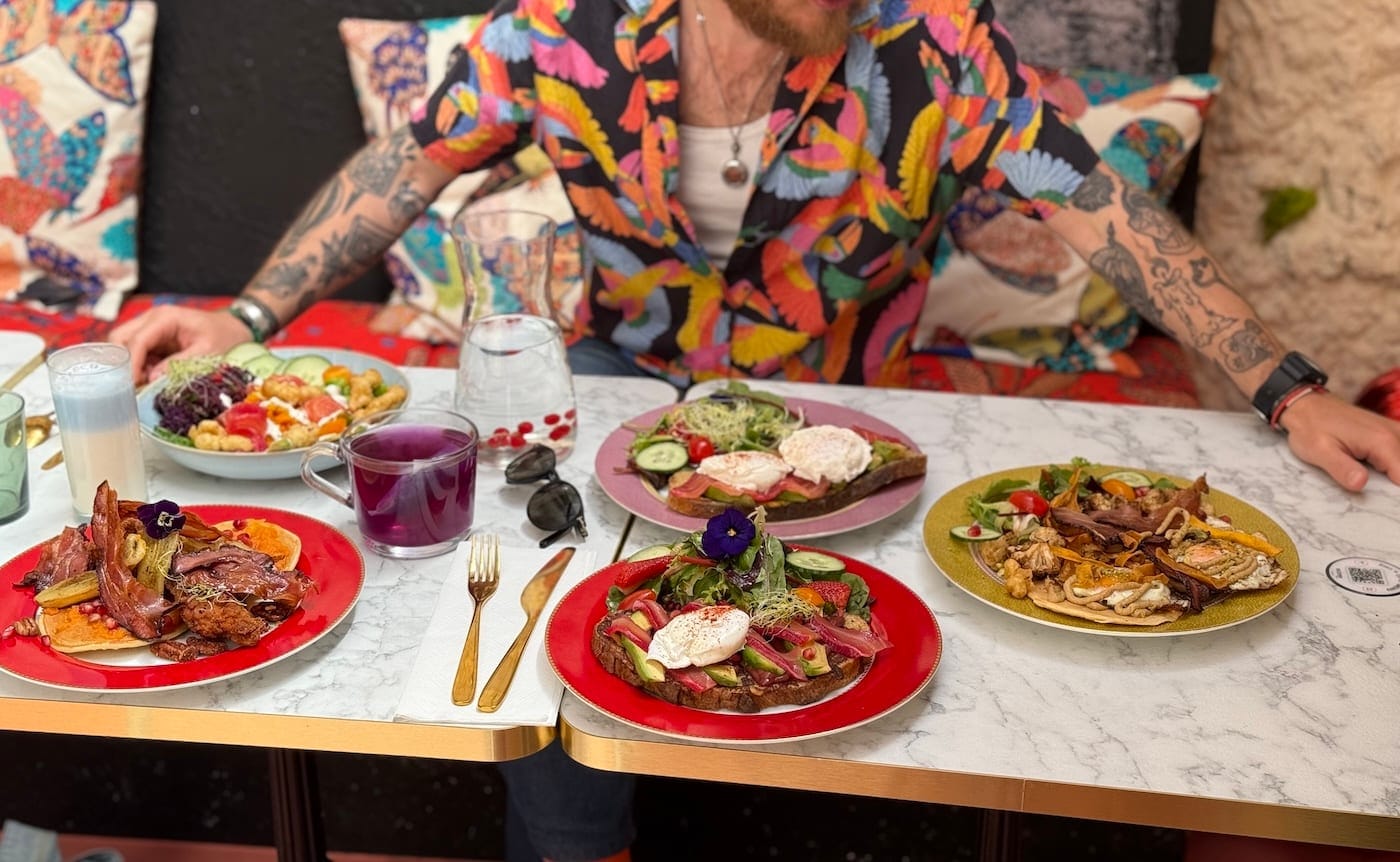 Table dressée Peach, plats signature et boissons fraîches