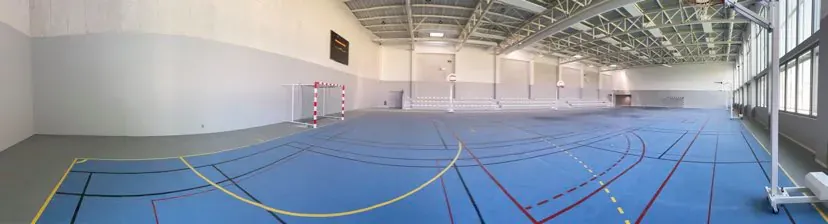 Grand sol intérieur coloré et lisse, exemple de revêtement de sol continu en résine