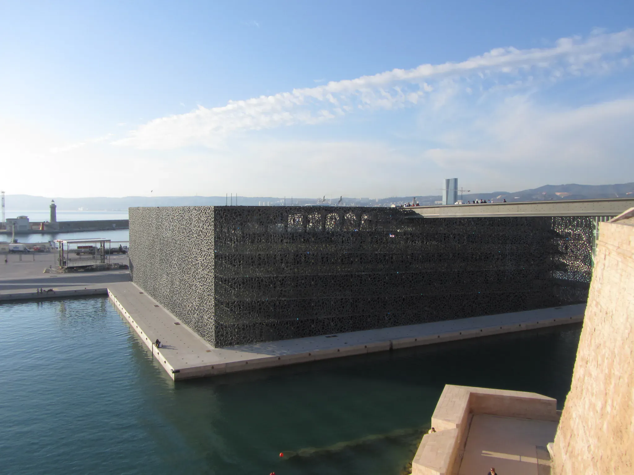 Bâtiment recevant du public en bord de mer, illustrant une salle largement ouverte aux visiteurs