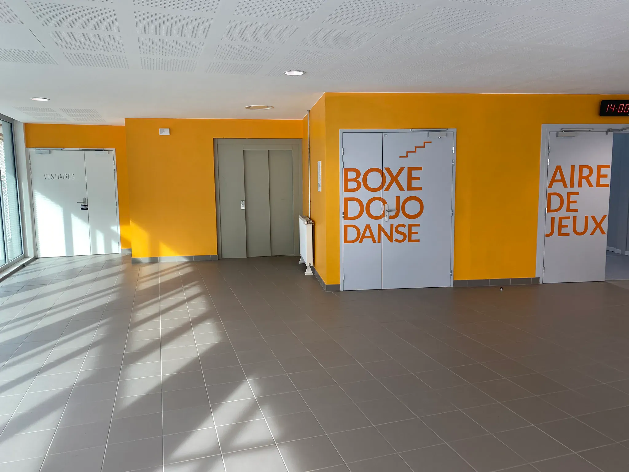 Hall d'accueil d'un établissement recevant du public avec signalétique et accès aux différents locaux