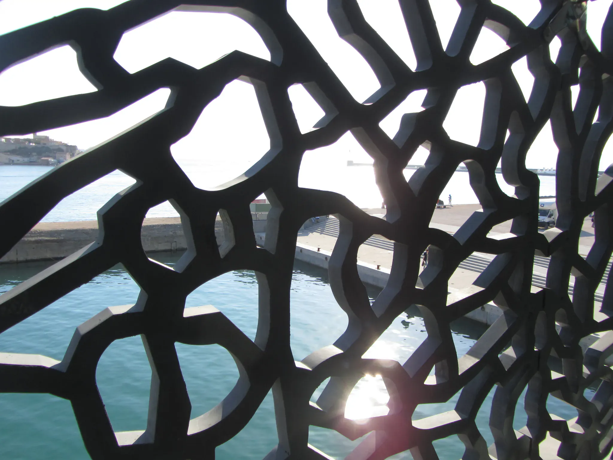 Façade ajourée face au port de Marseille, exposée au soleil, au vent et aux pluies méditerranéennes