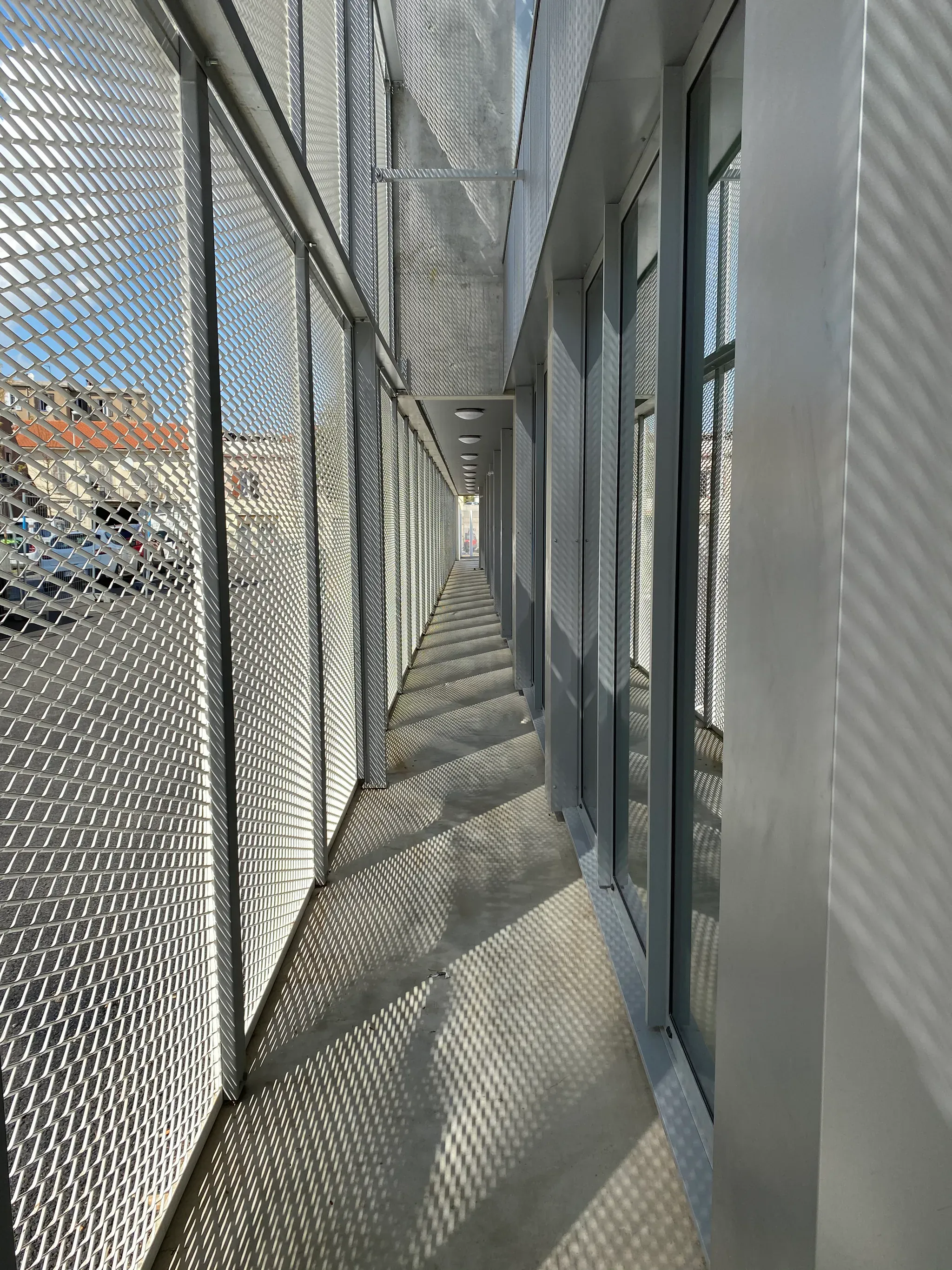 Coursive extérieure d’un bâtiment, une façade dont l’état se diagnostique avant tout traitement de fissures