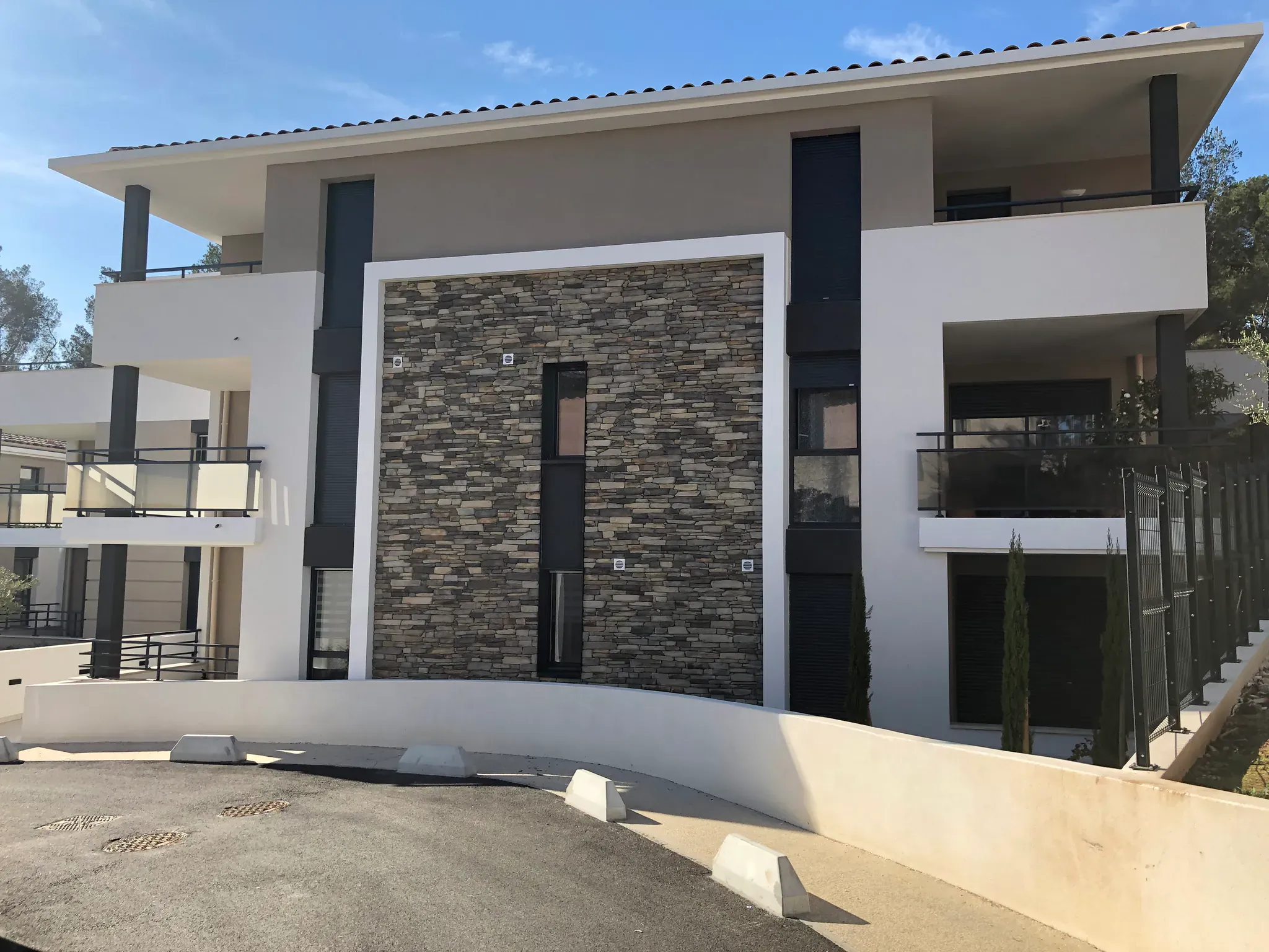 Immeuble résidentiel en copropriété avec balcons, dont les parties communes sont à rénover