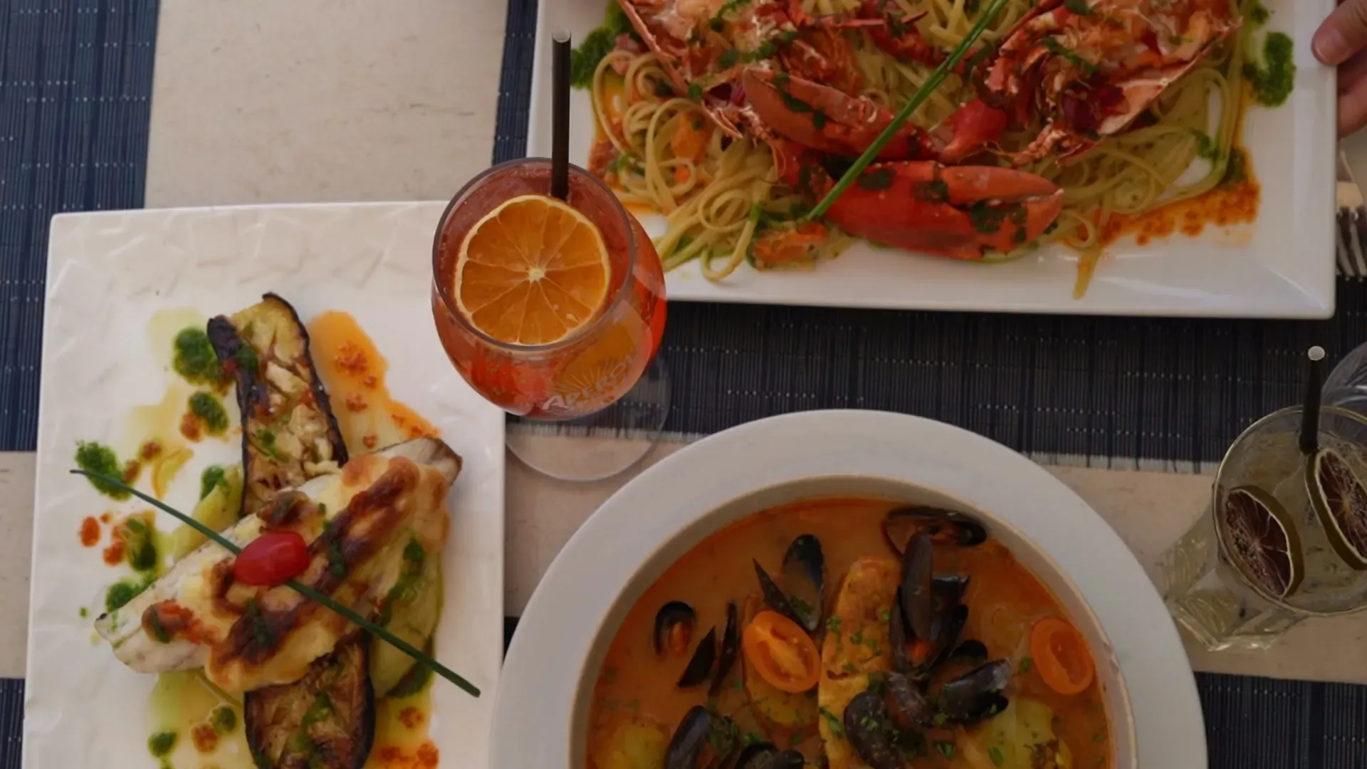 Table dressée sur la terrasse du Bistrot de Nino, plateau de fruits de mer et apéritif face au port de Cassis