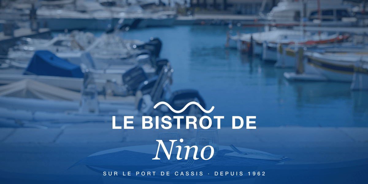 La terrasse du Bistrot de Nino et le port de Cassis en arrière-plan