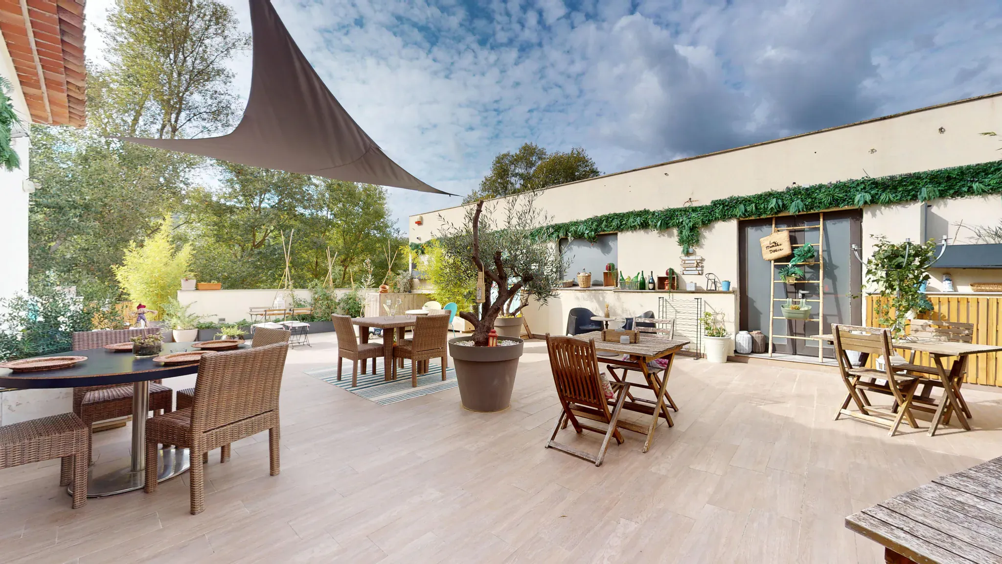 Grande terrasse Nomadia Sainte-Maxime privatisation anniversaire 110 couverts Var