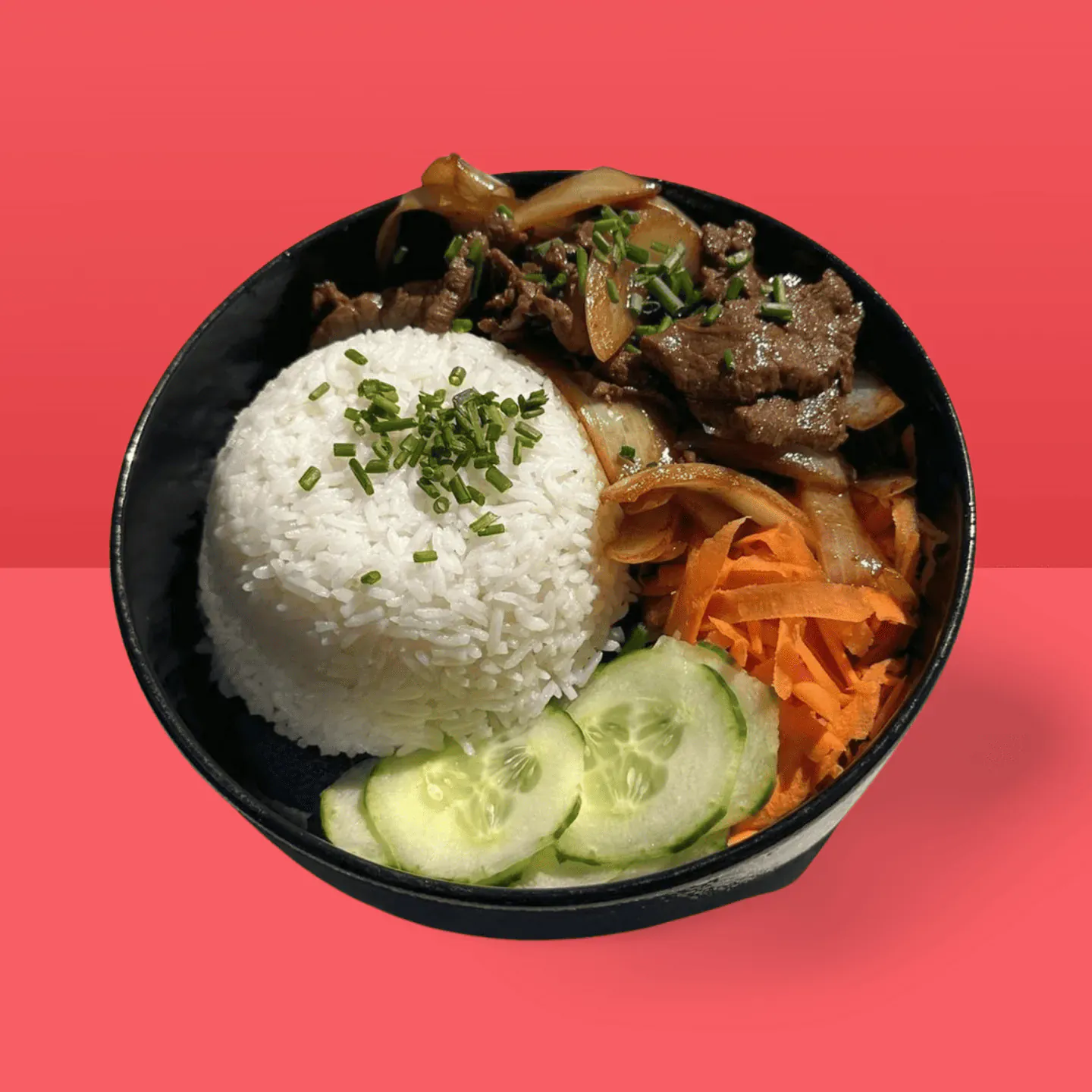 Bol de riz avec bœuf sauté aux oignons et légumes frais, un déjeuner asiatique complet et rapide