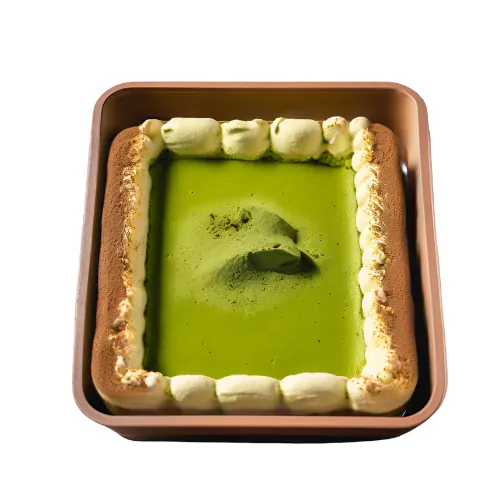 Tiramisu au thé matcha saupoudré de poudre de thé vert, dessert idéal avec un bubble tea