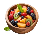 Salade de fruits frais et colorés dans un bol en bois, évocation des saveurs fruitées d'un bubble tea