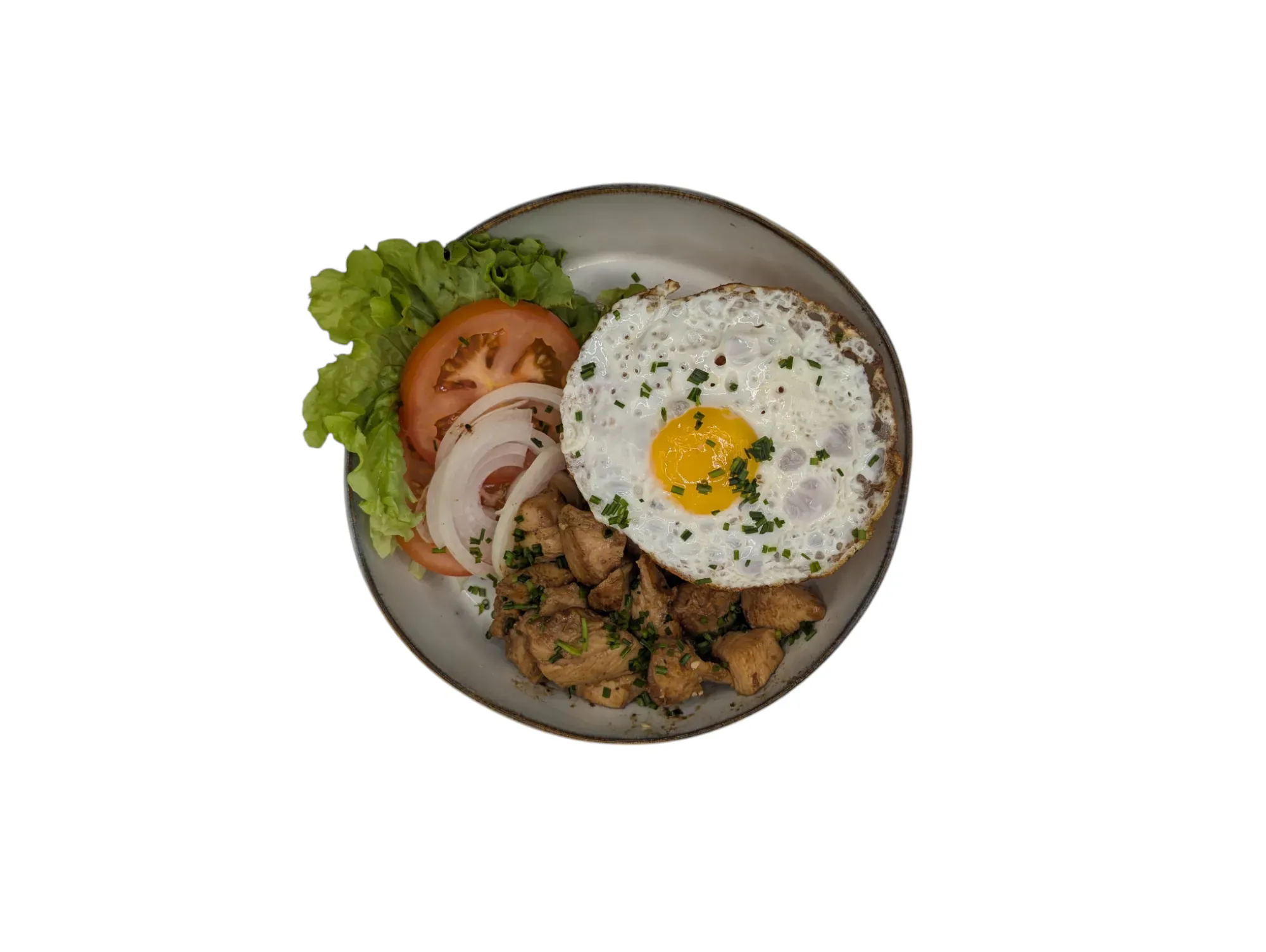 Assiette de déjeuner asiatique avec poulet grillé, salade, tomate et œuf, servie le midi