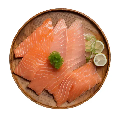 Tranches de saumon frais disposées en éventail sur une assiette en bois, pour des sashimis préparés à Marseille