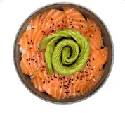 Poke bowl au saumon frais et avocat, composé à la minute pour un déjeuner rapide
