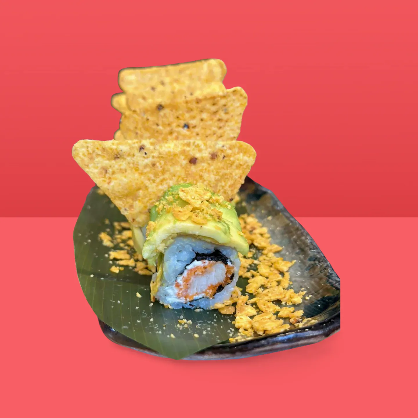 Maki à l'avocat roulé à la minute, garni de topping croustillant, prêt à emporter