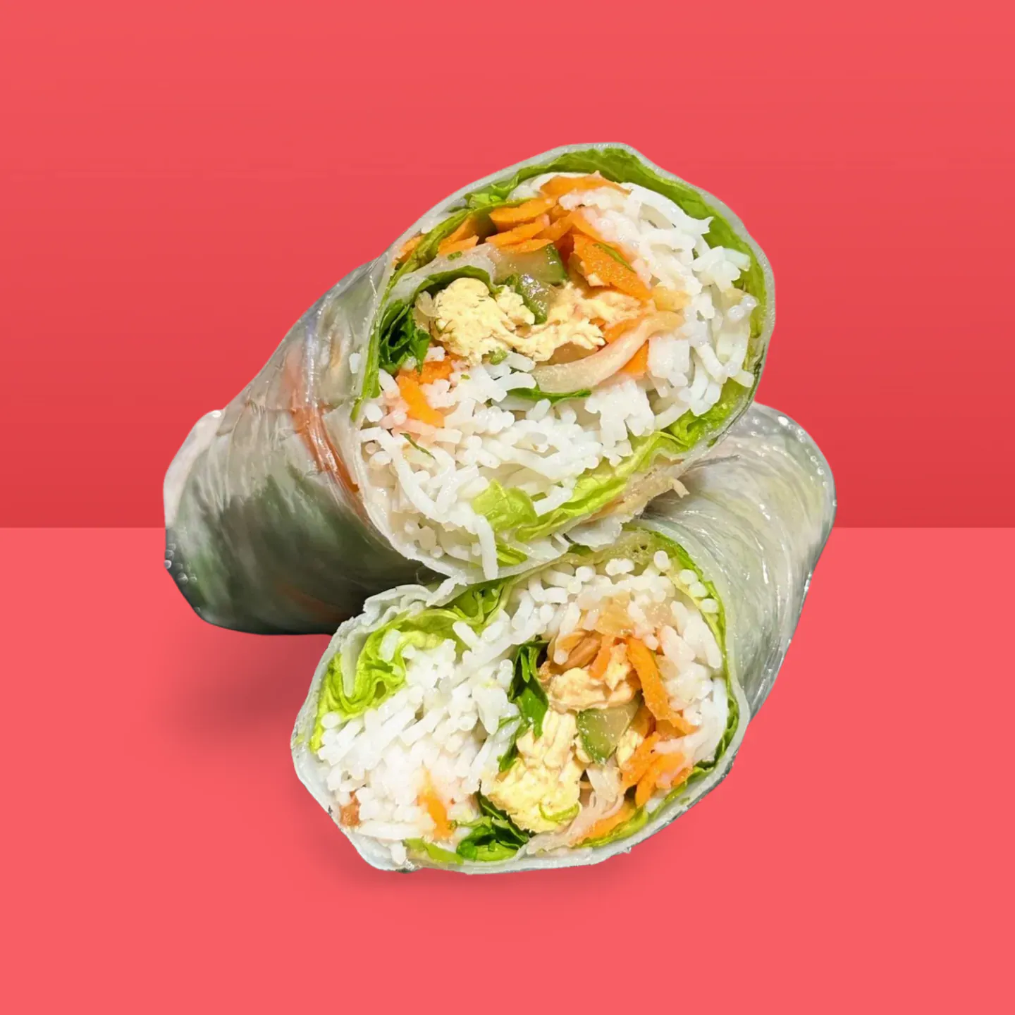 Rouleau de printemps frais garni de riz, légumes et poulet, coupé en deux