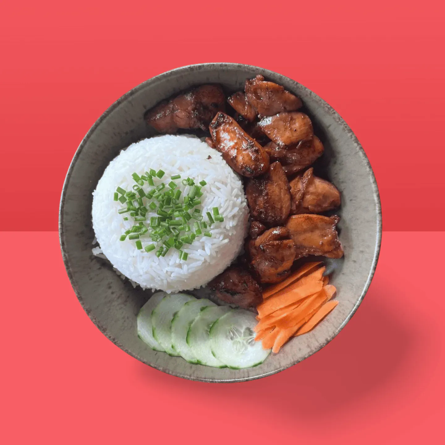 Bol de riz au poulet mariné grillé et concombre, plat asiatique chaud pour le déjeuner