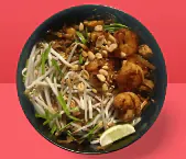 Bol de nouilles sautées au poulet et pousses de soja, plat sauté au wok pour le midi