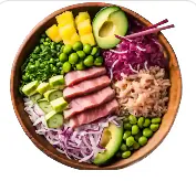 Poke bowl garni de thon cru, avocat, mangue, riz et légumes colorés, repas complet de l'asian fast food