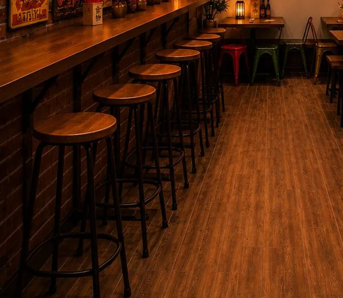 Bar en bois et tabourets de la salle