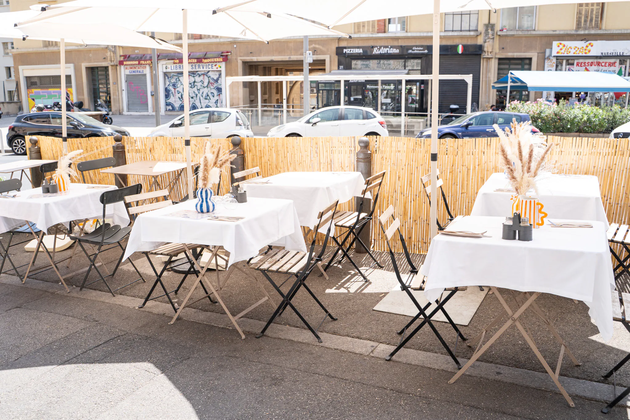 Terrasse et tables nappées face au Vieux-Port