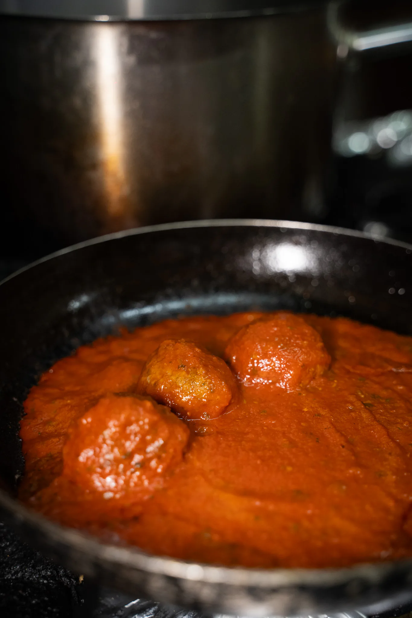 Sauce tomate maison qui mijote en cuisine