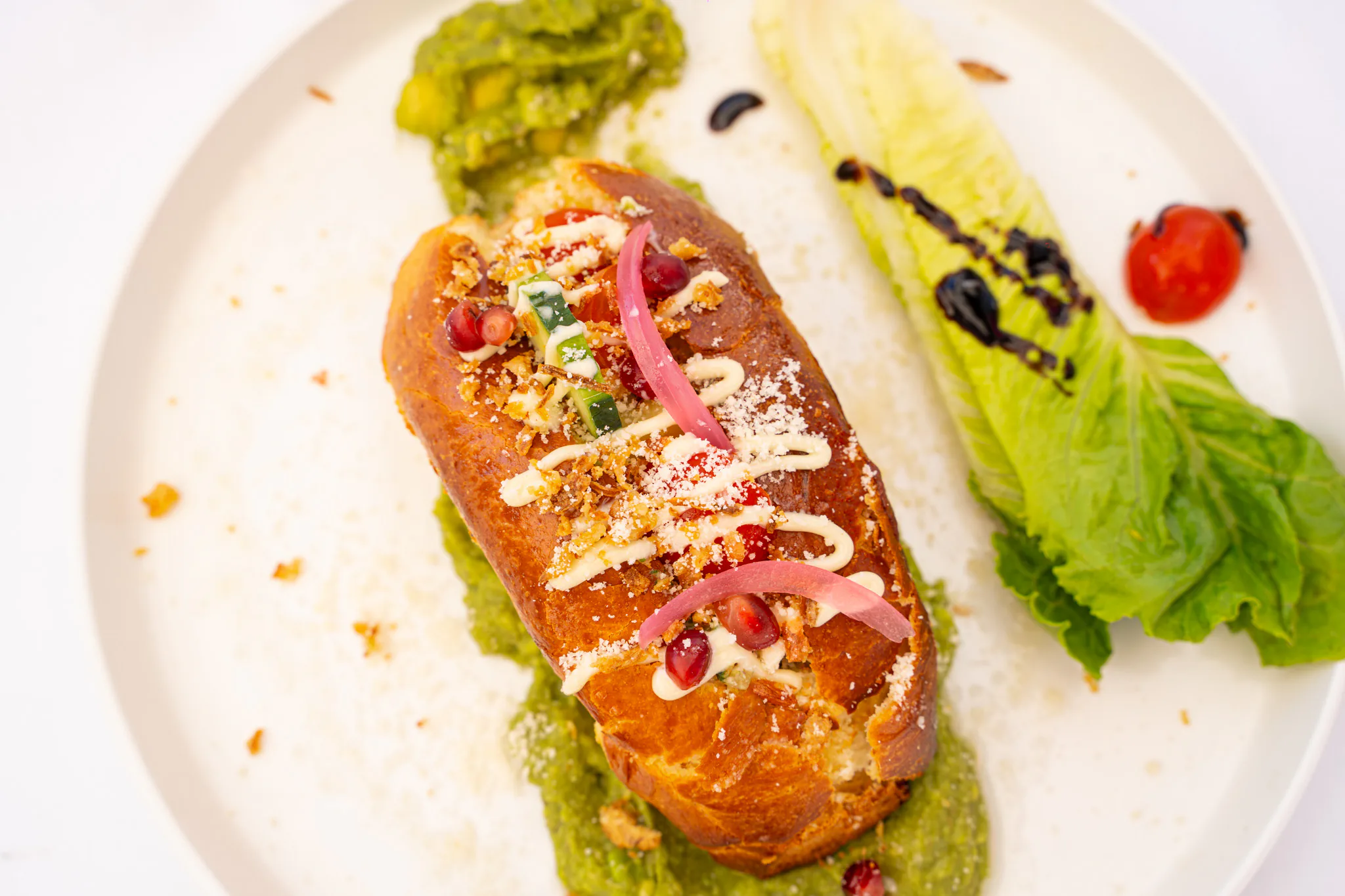 Brioche salée « Le Norvégien » au saumon gravlax, crème citron-aneth et grenade, à emporter chez Pastagars au Vieux-Port