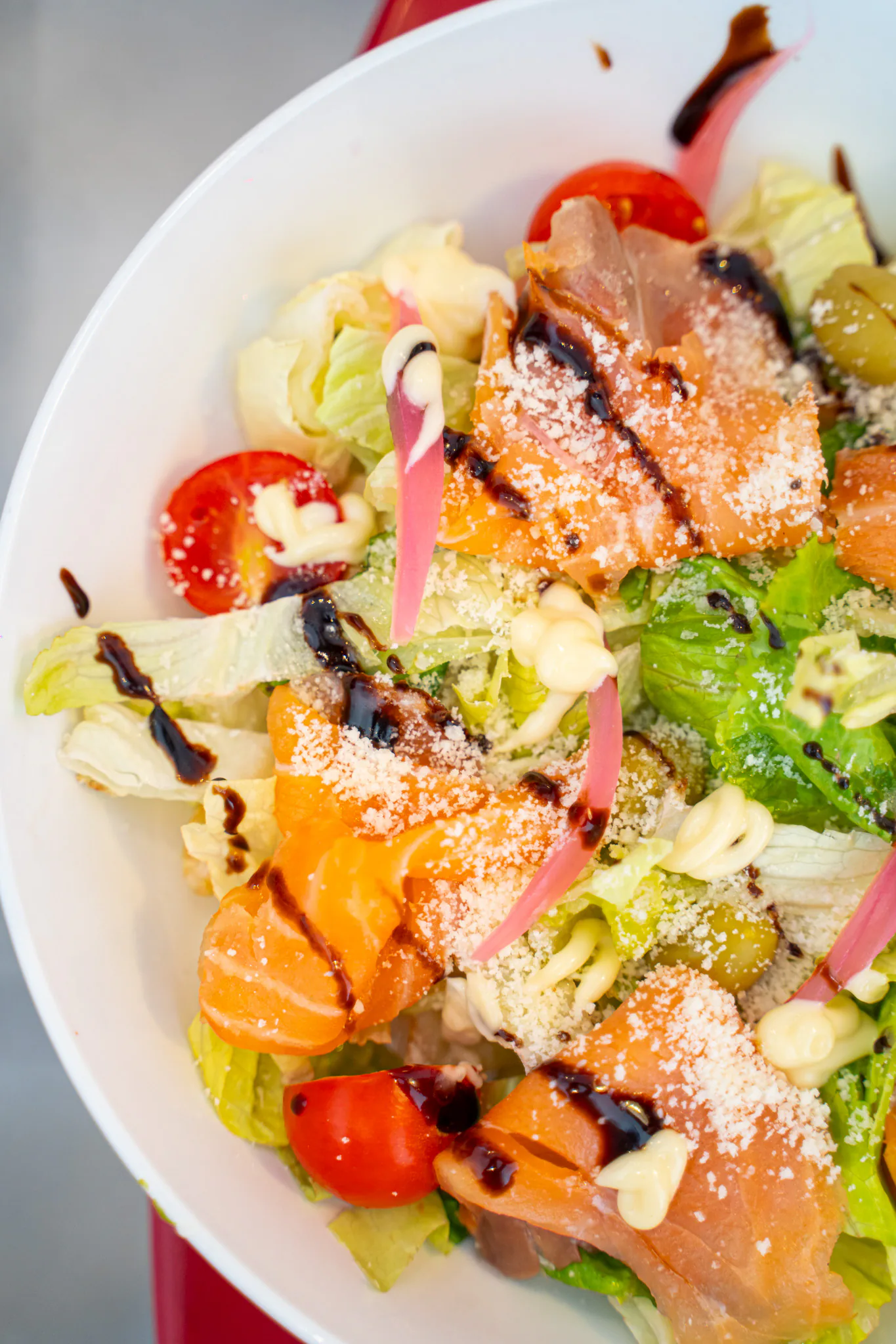 Salade composée au saumon gravlax maison