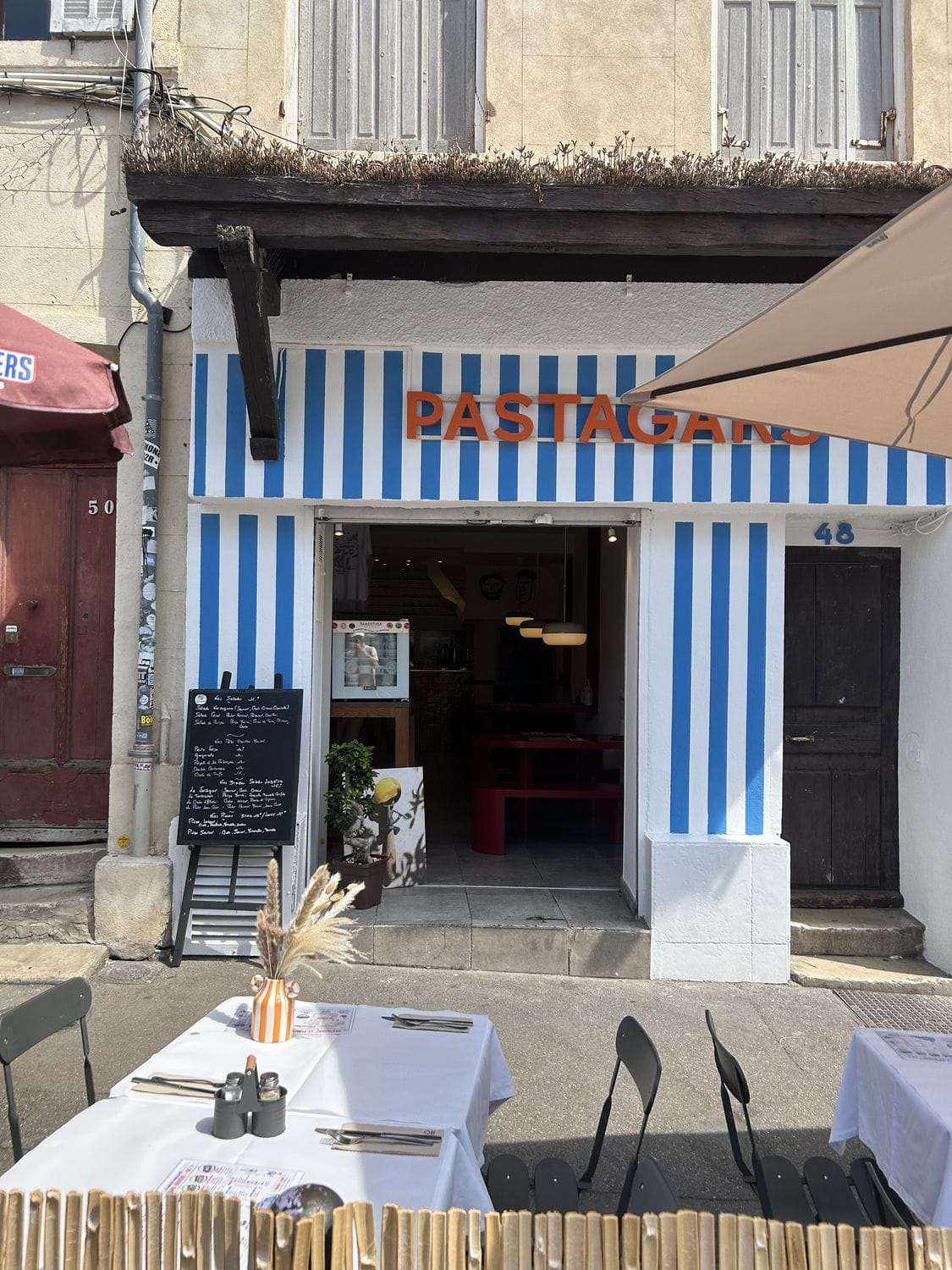 Terrasse rayée bleu et blanc de Pastagars, où manger sur place au Vieux-Port de Marseille