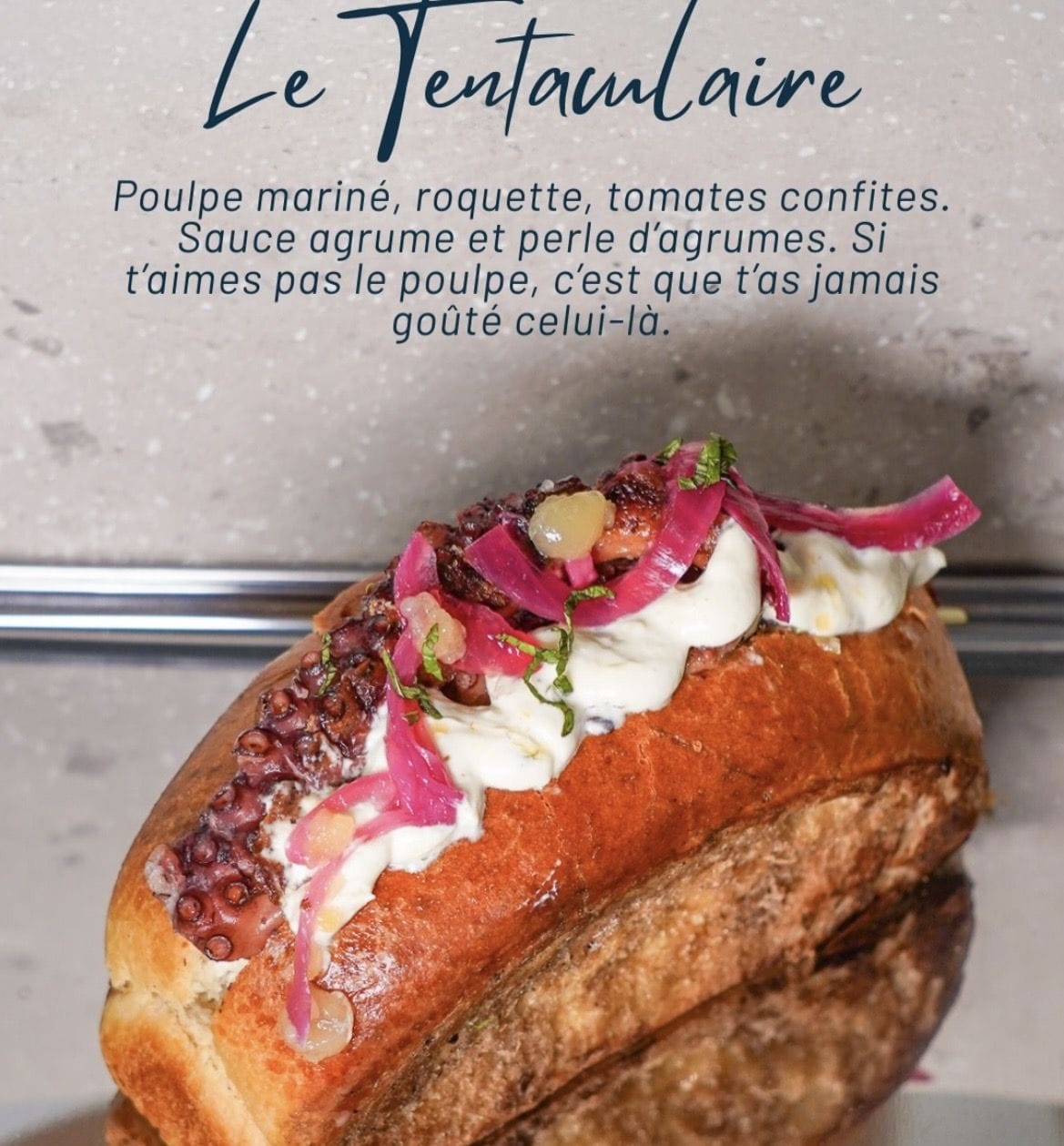 Gros plan sur une brioche salée maison garnie de Pastagars, cuisine locale du Vieux-Port de Marseille