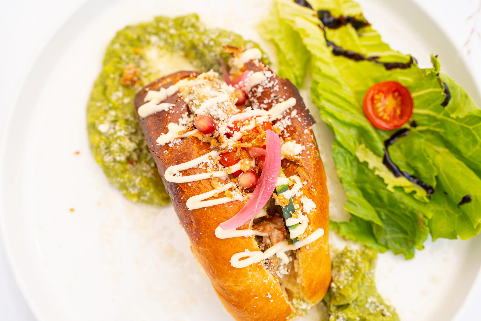 Brioche salée maison Le Norvégien garnie, servie avec salade verte — Pastagars, Vieux-Port Marseille