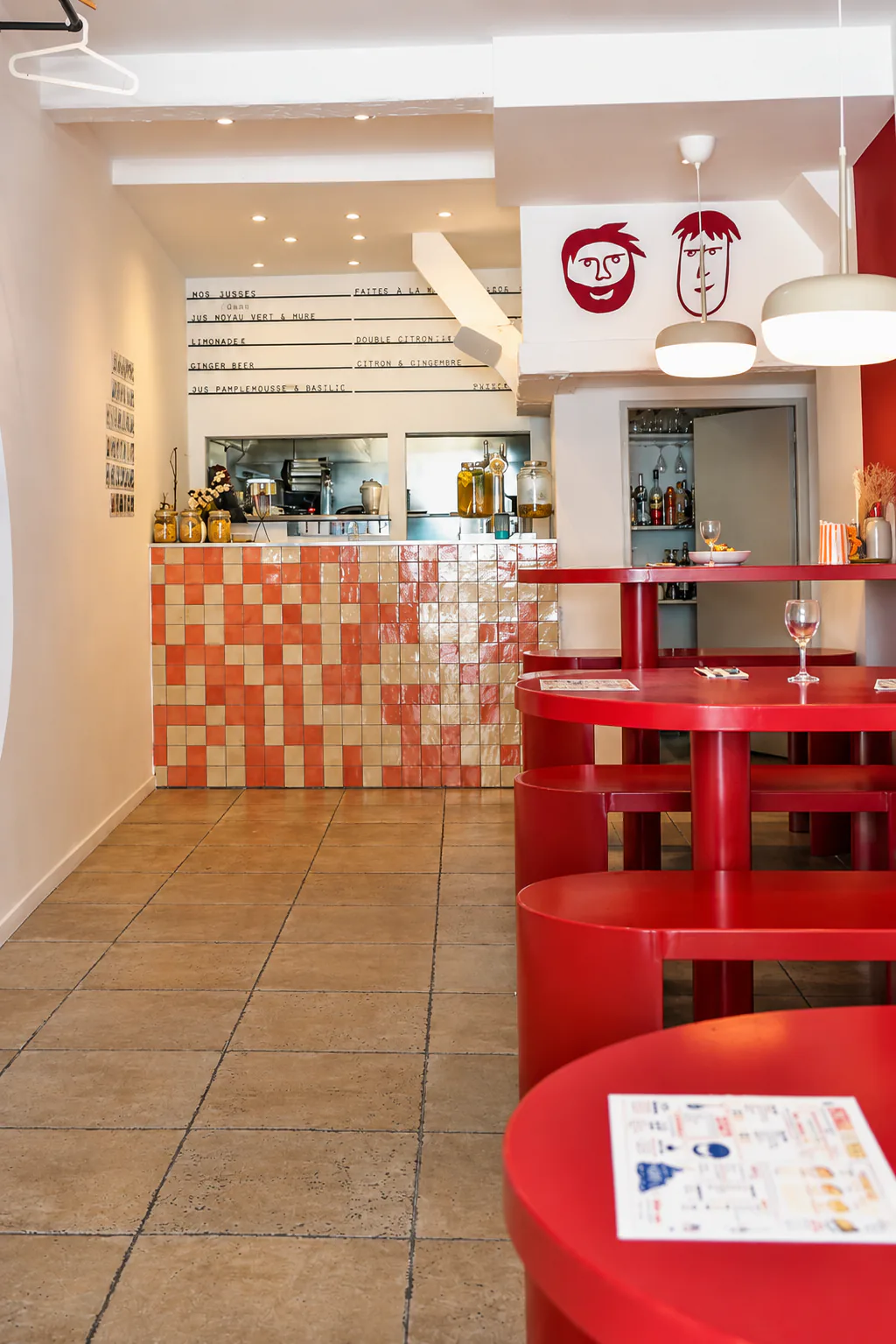 Intérieur de Pastagars, mur rouge et carrelage marseillais