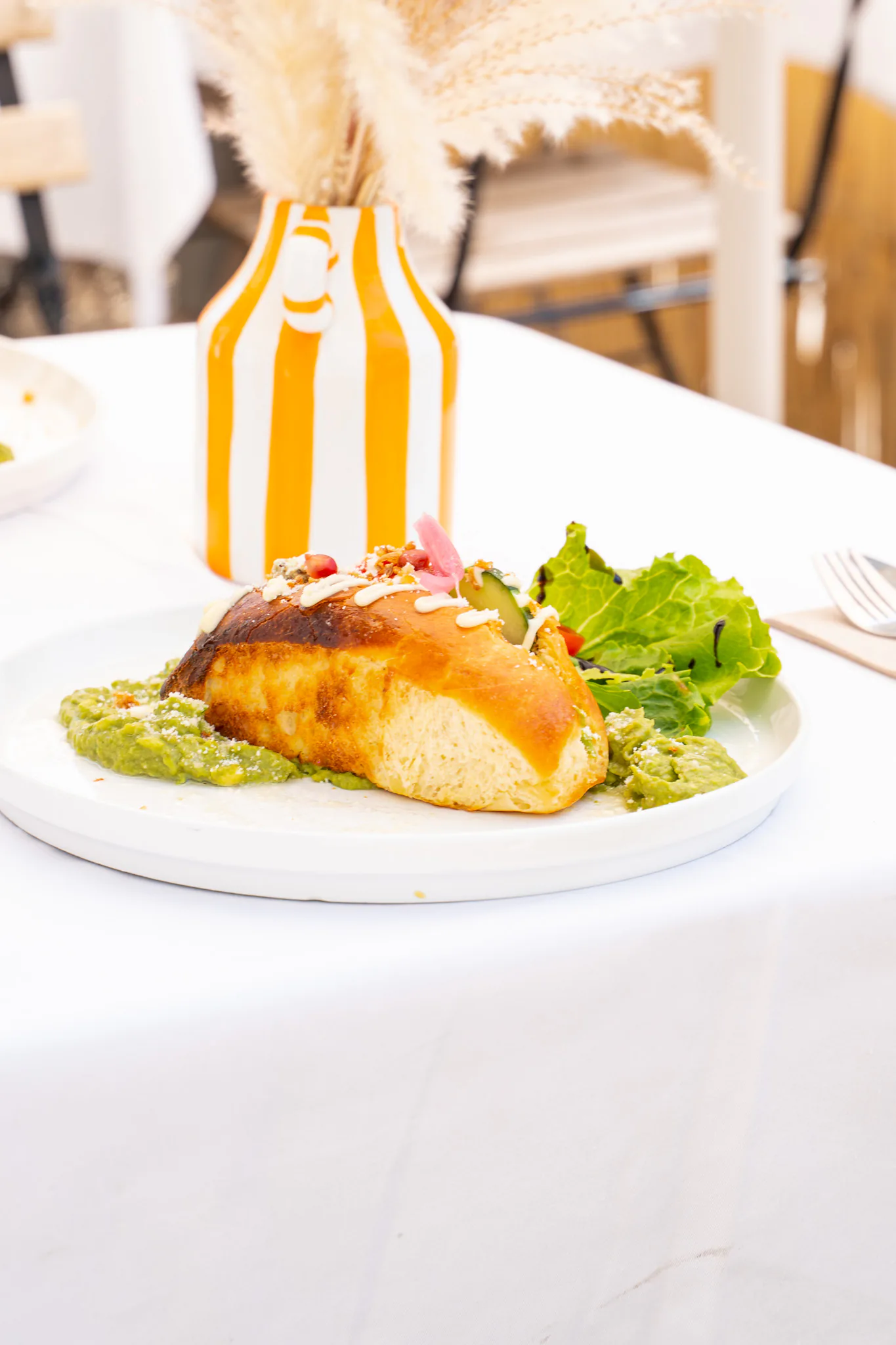 Gros plan sur une brioche salée maison garnie de Pastagars, cuisine locale du Vieux-Port de Marseille