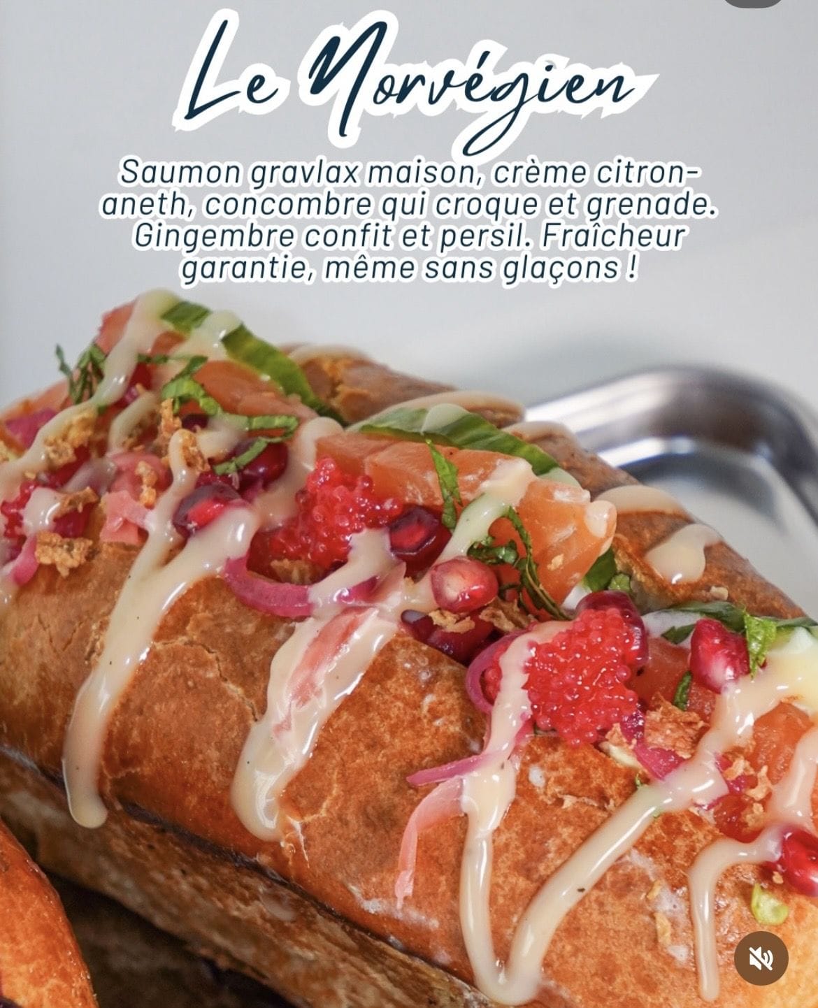 Brioche salée garnie généreusement, prête à emporter pour un déjeuner près de la Major à Marseille