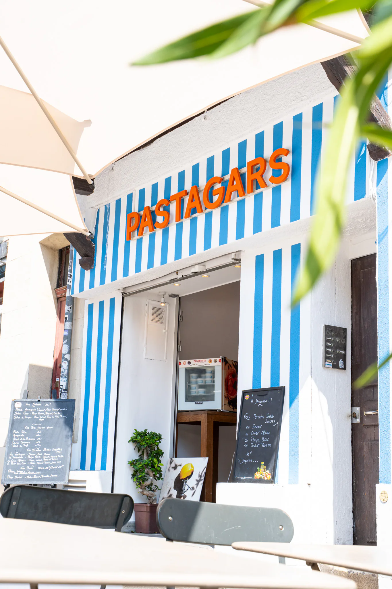 Devanture et terrasse rayées bleu et blanc de Pastagars, l'adresse pâtes fraîches rue Caisserie au Vieux-Port de Marseille