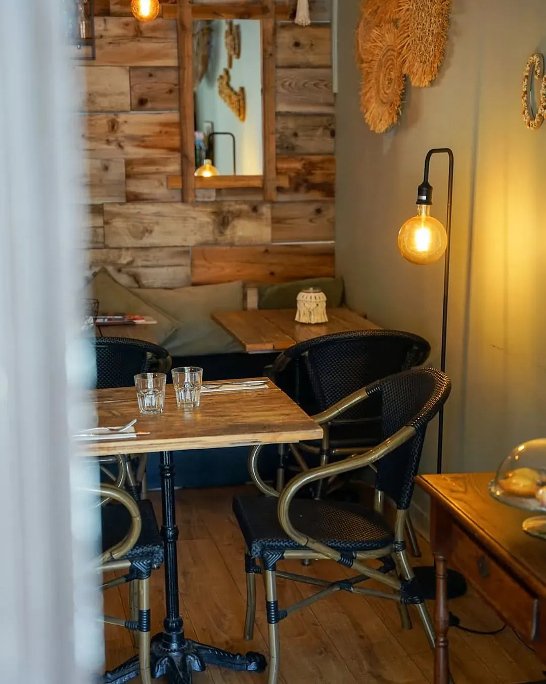 Intérieur chaleureux du restaurant Café Canailles à Venelles, tables en bois et lumière douce