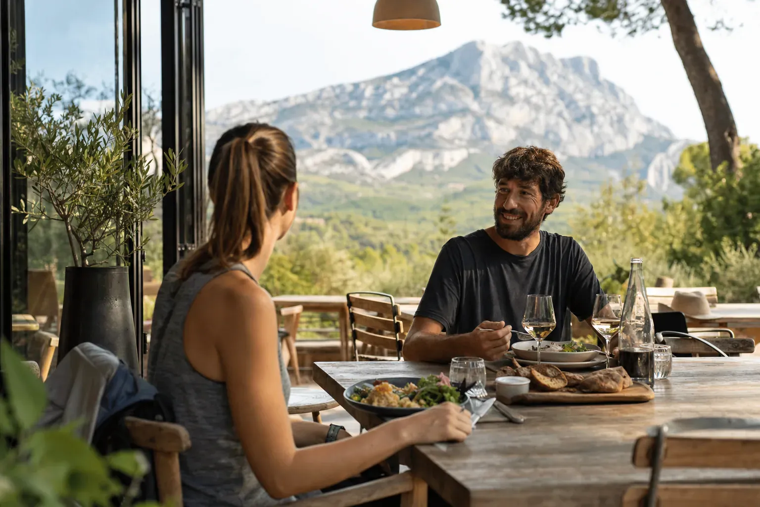 Terrasse de restaurant avec vue sur la montagne en fin de journée, ambiance après une randonnée à la Sainte-Victoire