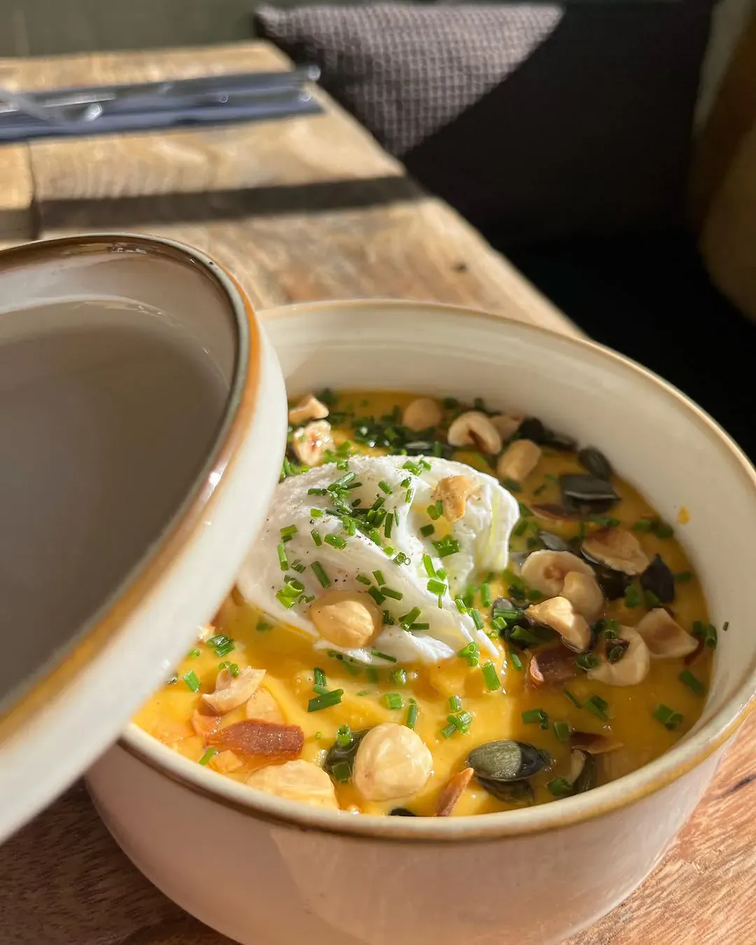 Velouté de saison servi au Café Canailles, cuisine bistronomique de produit