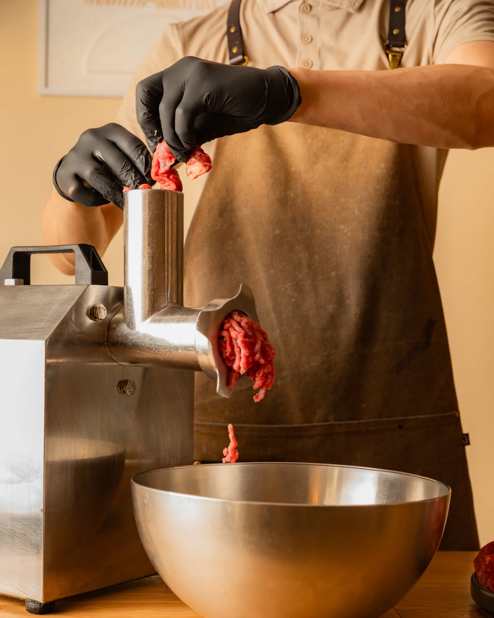 Préparation artisanale du haché minute, geste de la maison