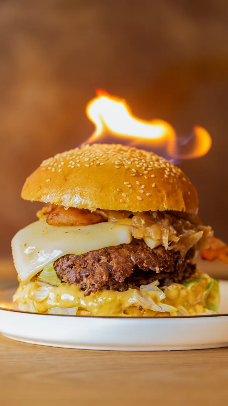 Burger signature flambé au restaurant Burger Industry à Lambesc