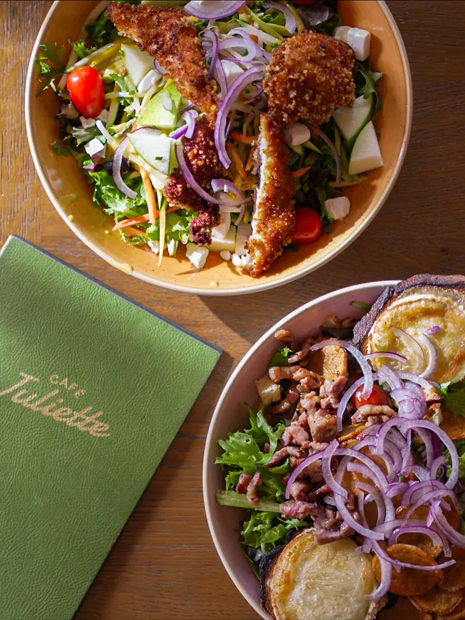 Deux salades composées fraîches vues de dessus sur une table en bois, options adaptées aux régimes d'un groupe pour un EVJF