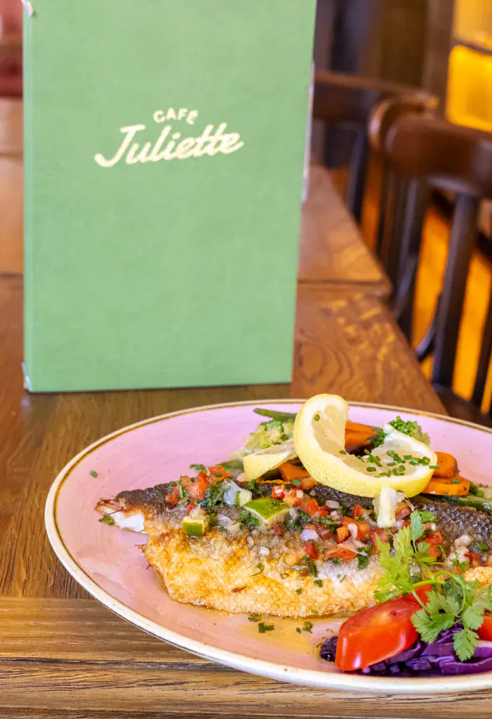 Filet de bar et légumes poêlés - cuisine fait maison Café Juliette Paris 20e